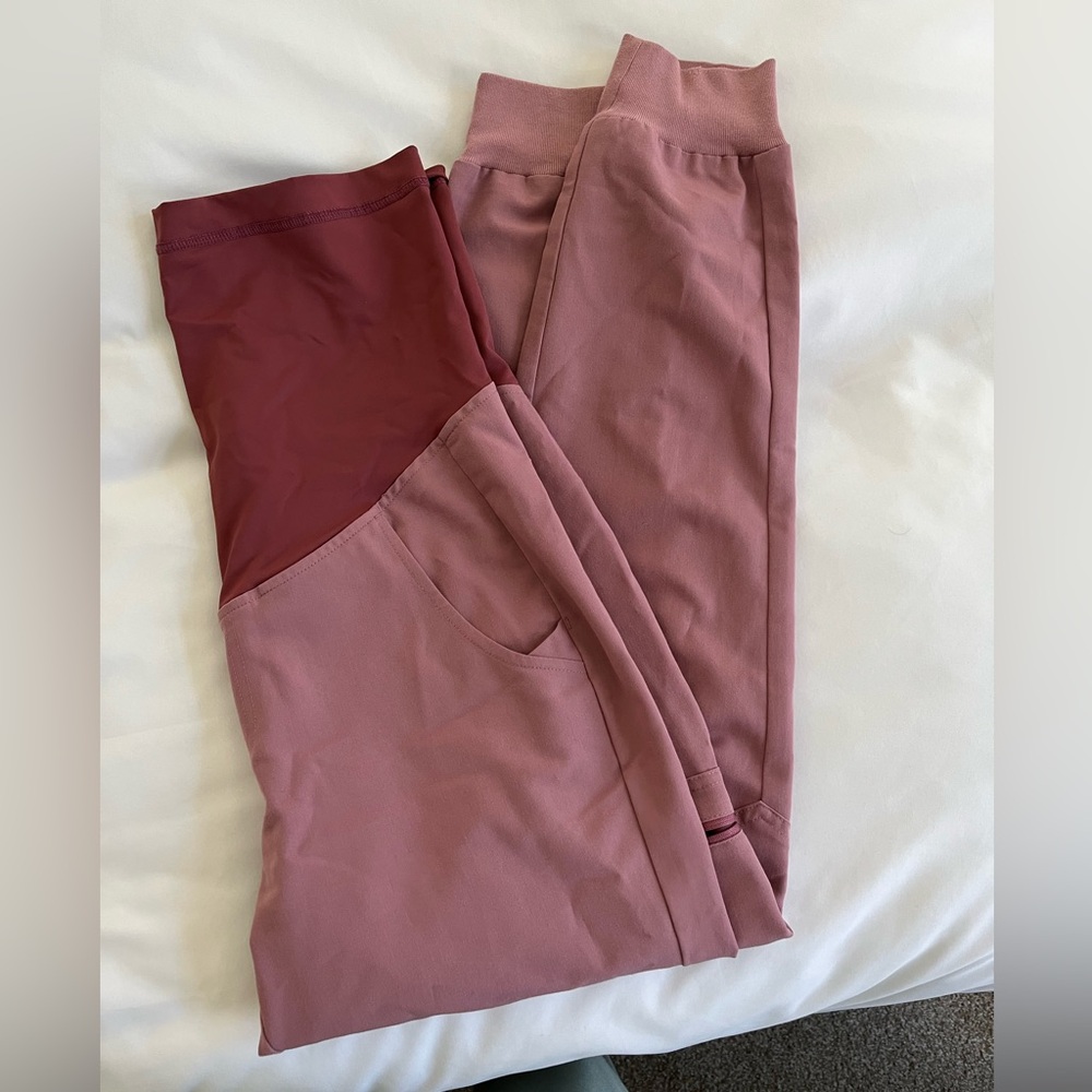 Figs Women's Zamora jogger maternity scrub pants in Mauve XS petite